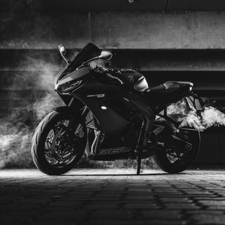 Produktfotografie Ein Motorrad steht in einer Tiefgarage, wird von vorn und hinten beleuchtet und mit Rauch im Hintergrund inszeniert.